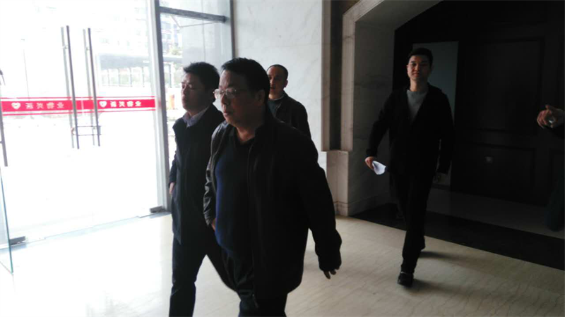 集團公司總經理萬先逵、副總經理周志宏一行親臨利民佳苑小區(qū)現場指導工作